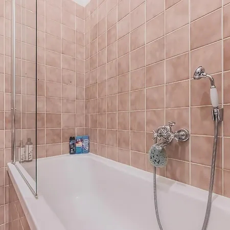 Private Room,kitchen,central *